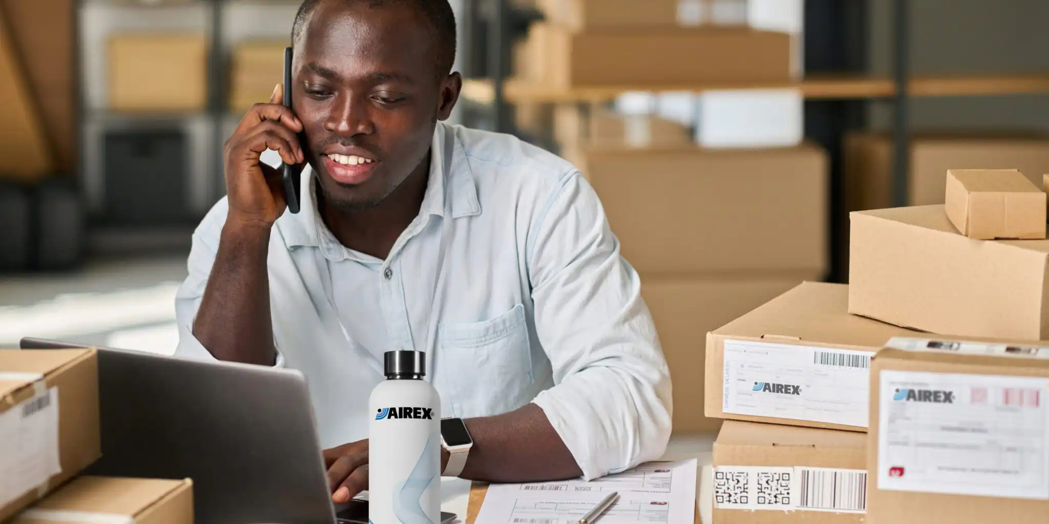 Uomo è a telefono per fornire assistenza