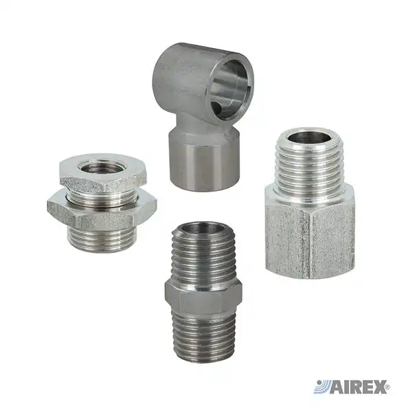 Serie di componenti tecnici inox tra cui nippli e raccordi orientabili per il completamento di linee pneumatiche. AIREX
